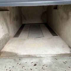 Garaż i miejsce parkingowe w podwórzu zamkniętym.