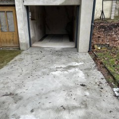 Garaż i miejsce parkingowe w podwórzu zamkniętym.