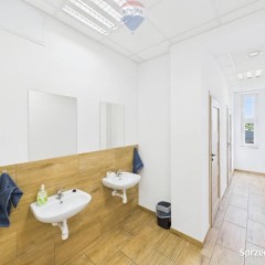Biuro 50,4 m² z windą i parkingiem – Rybnik
