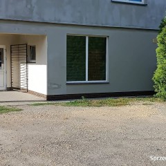 Bezpośrednio przy głównej drodze, z Parkingiem