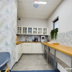 Przestronna przestrzeń biurowa