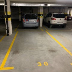 Miejsce parkingowe postojowe w hali garażowej