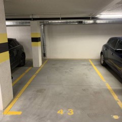 Miejsce parkingowe postojowe w hali garażowej