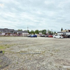 Utwardzony plac przy głównej trasie